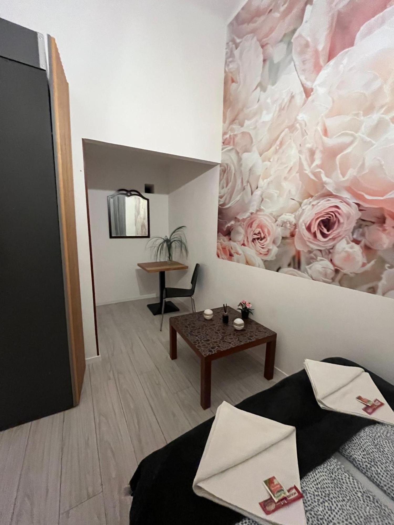 Apartamento Spring Roses Downtown Boutique On The Famous Vaci Fashion Street Free Coffee, Tee *