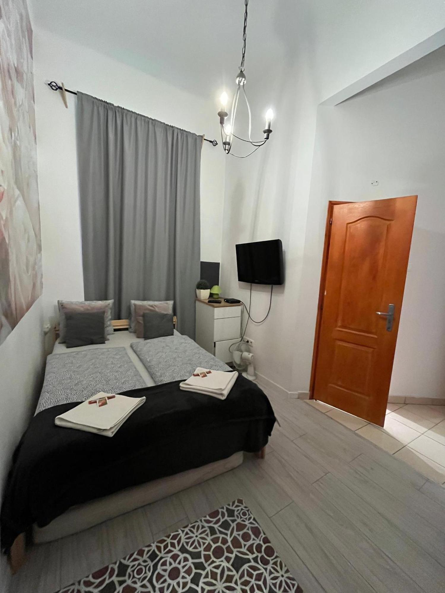 Spring Roses Downtown Boutique On The Famous Vaci Fashion Street Free Coffee, Tee Apartamento Budapest