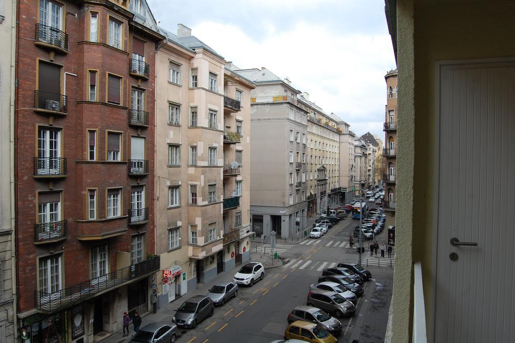 Downtown With Balcony & Optional Garage & Restaurant In The Building Appartamento Budapest