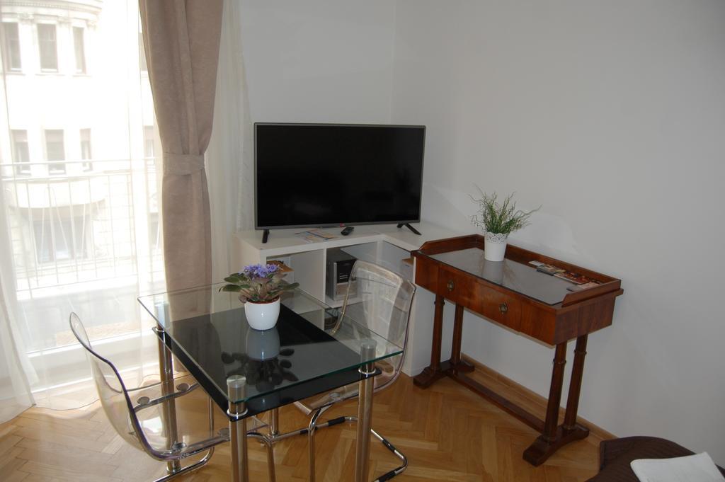 Downtown With Balcony & Optional Garage & Restaurant In The Building Appartamento