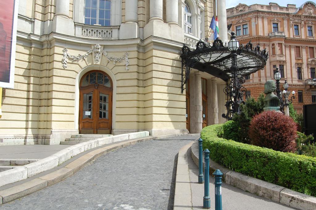 Downtown With Balcony & Optional Garage & Restaurant In The Building Appartamento