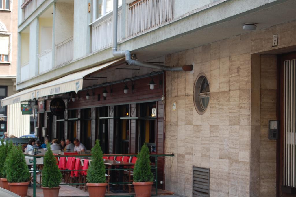 Downtown With Balcony & Optional Garage & Restaurant In The Building Appartamento *