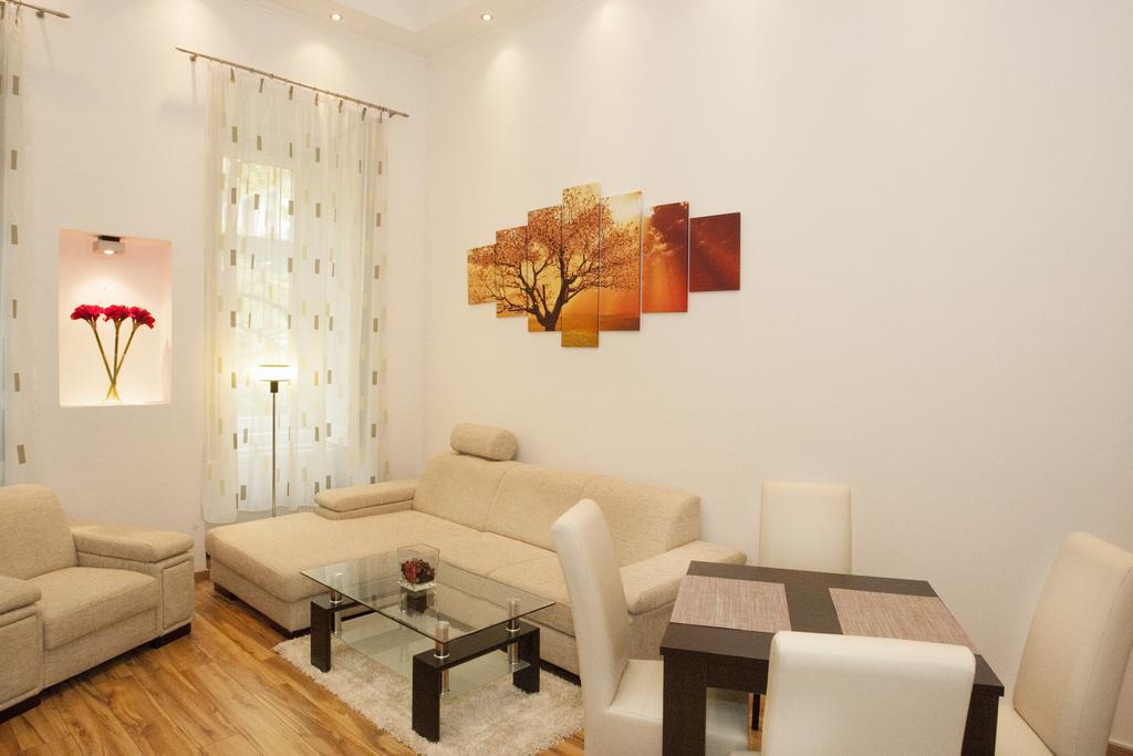 Charlotte Close To Opera Apartament *