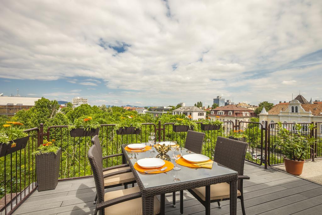 Apartment Terrace At Park
