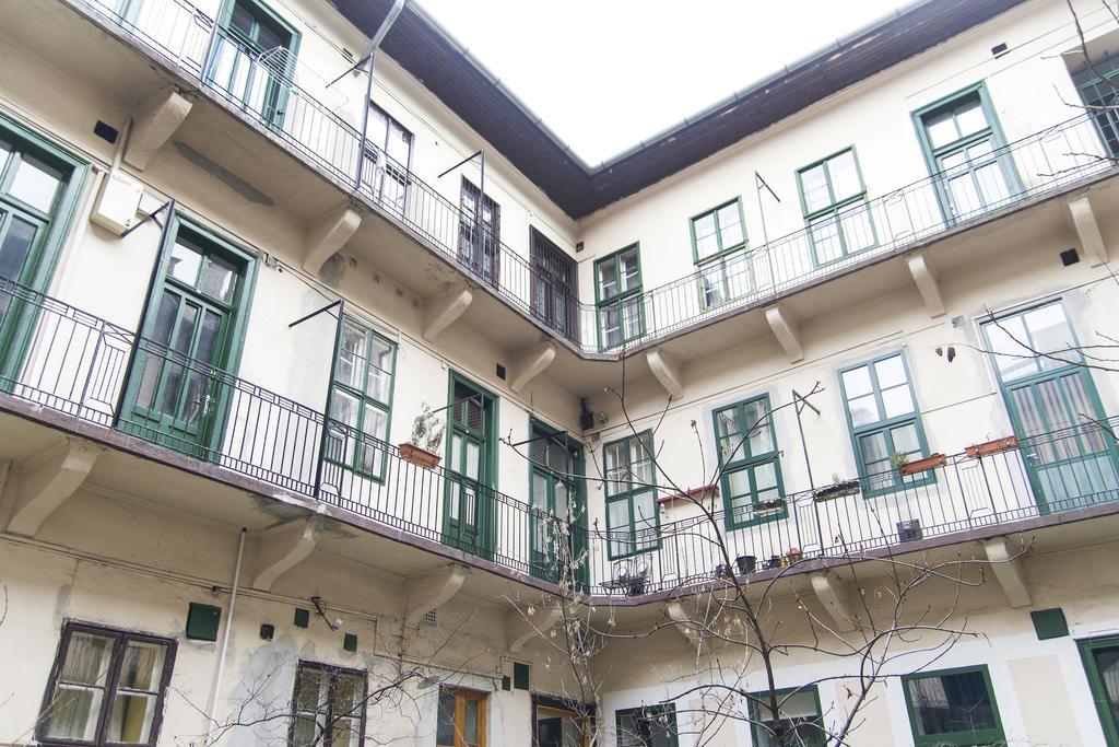 Ava's Champagne Studio Apartment *