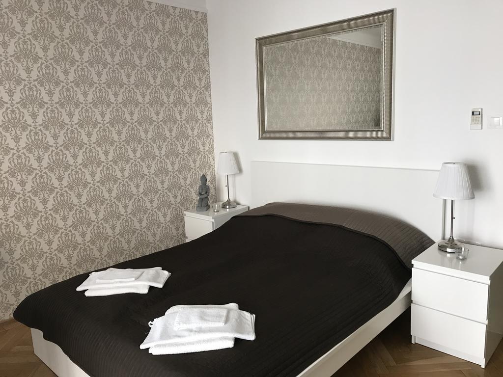 Downtown With Balcony & Optional Garage & Restaurant In The Building Appartamento *
