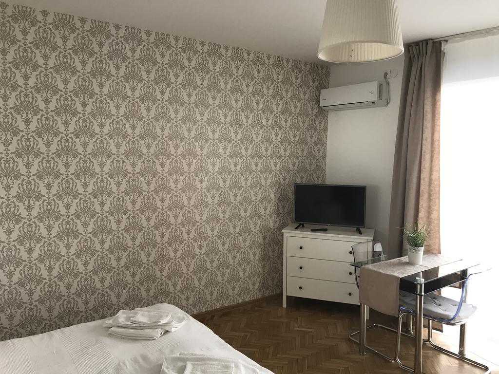 Appartamento Downtown With Balcony & Optional Garage & Restaurant In The Building