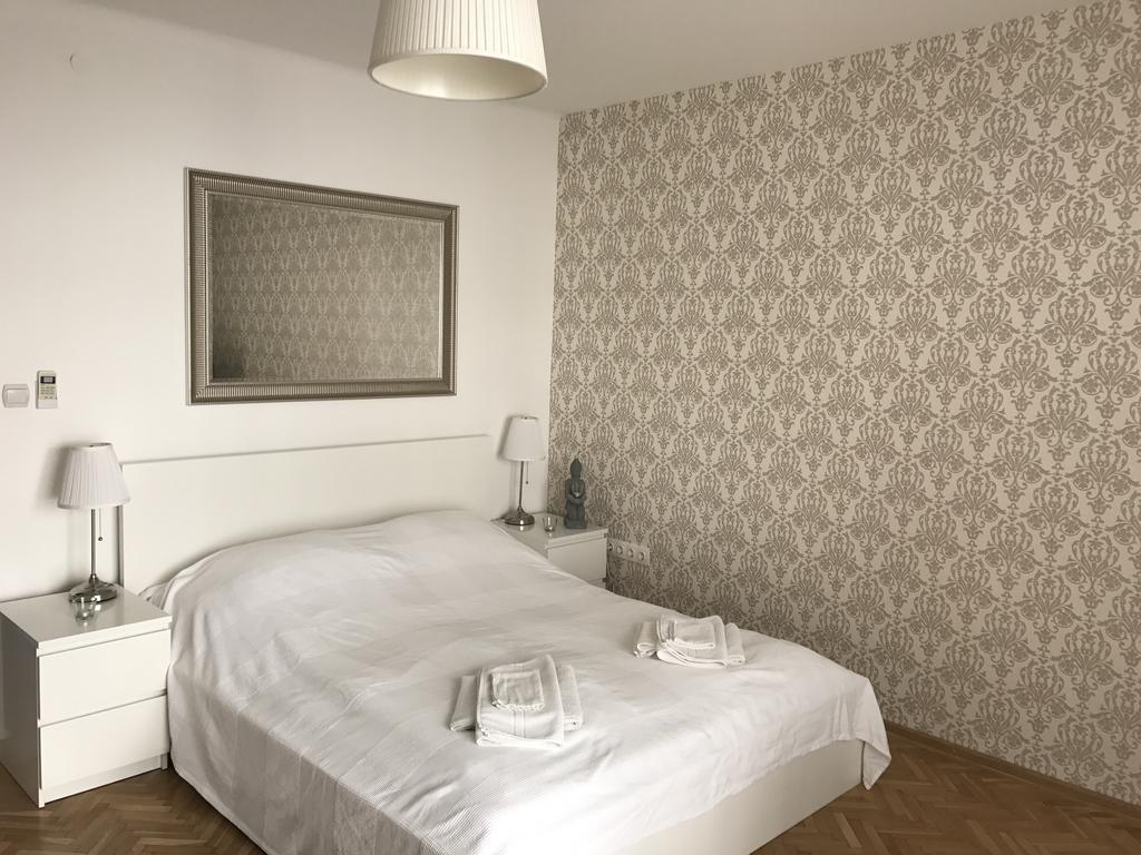 Downtown With Balcony & Optional Garage & Restaurant In The Building Appartamento Budapest