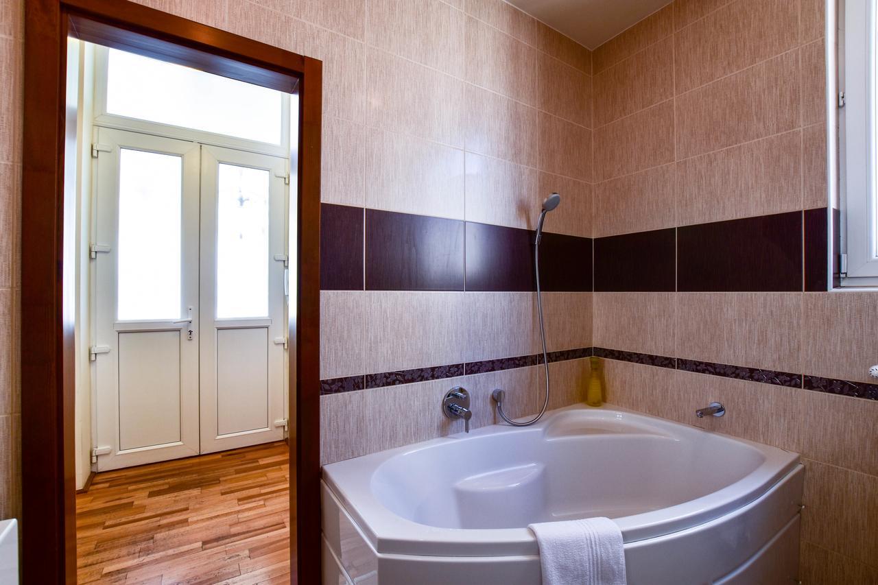 Cozy And Modern Phoenix In Downtown Budapest