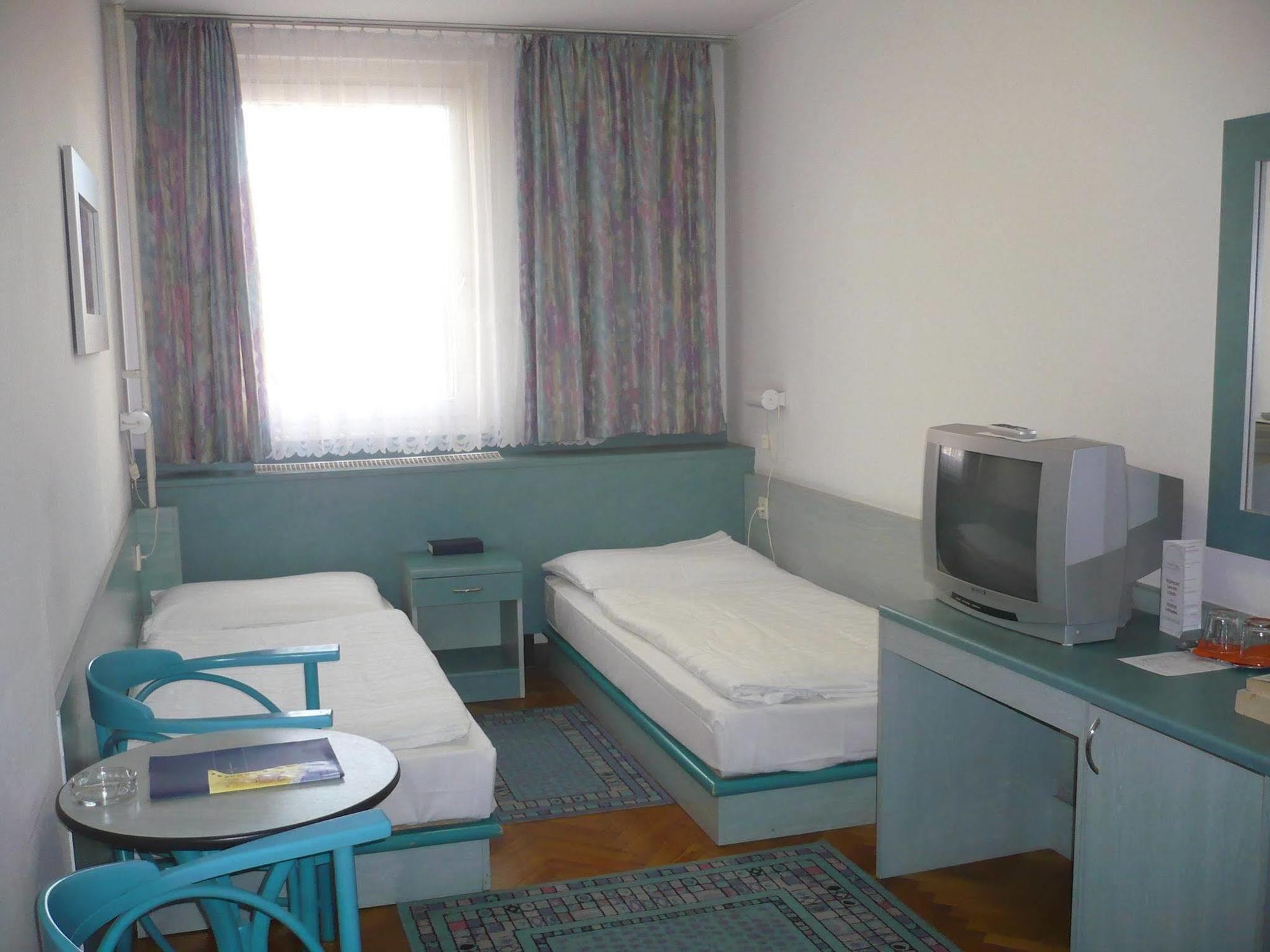 Ventura 3*