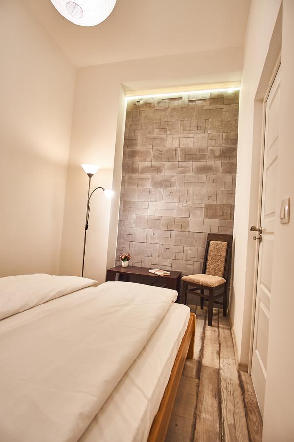 Apartment Singer | *
