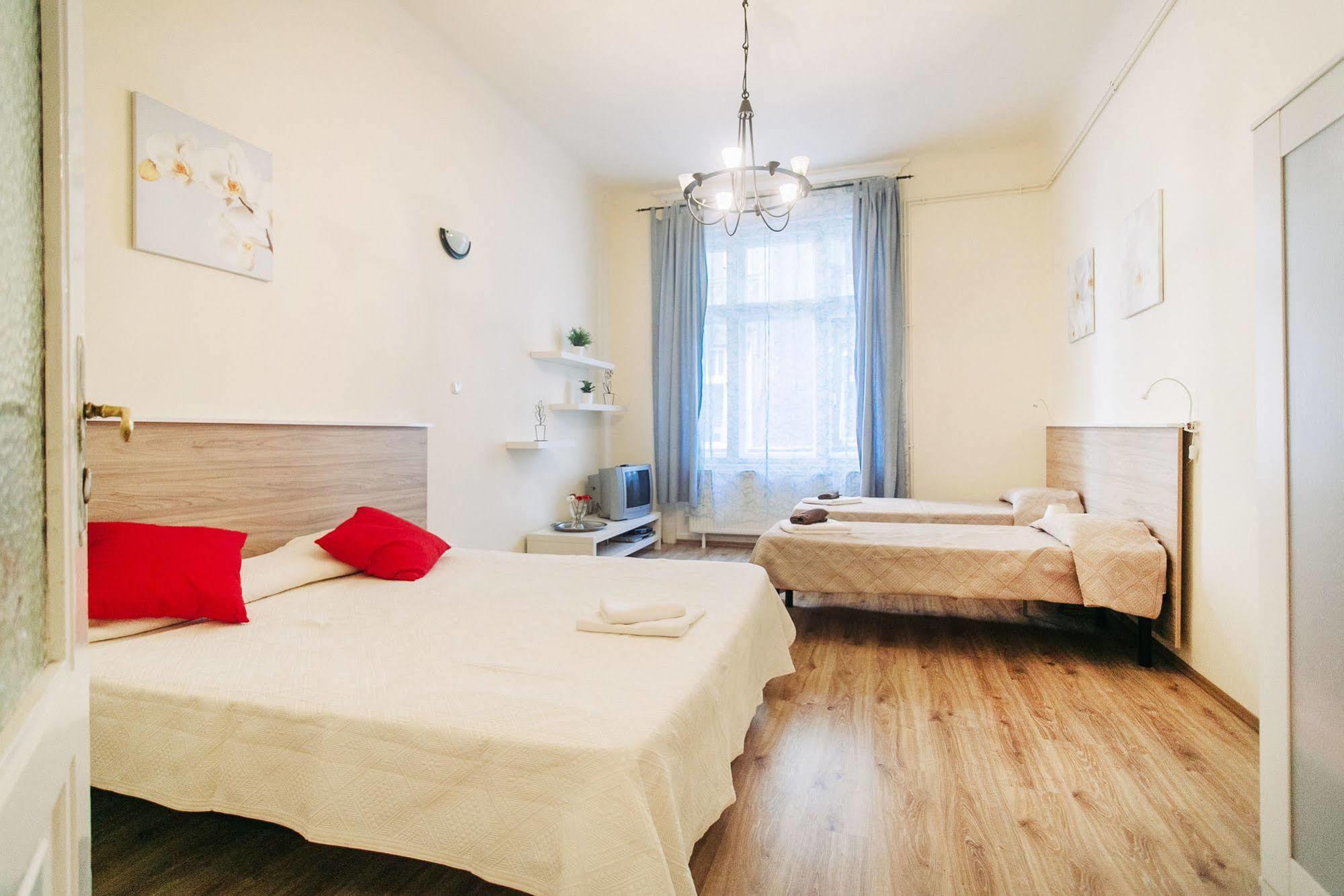 Dandy Deluxe * Budapest