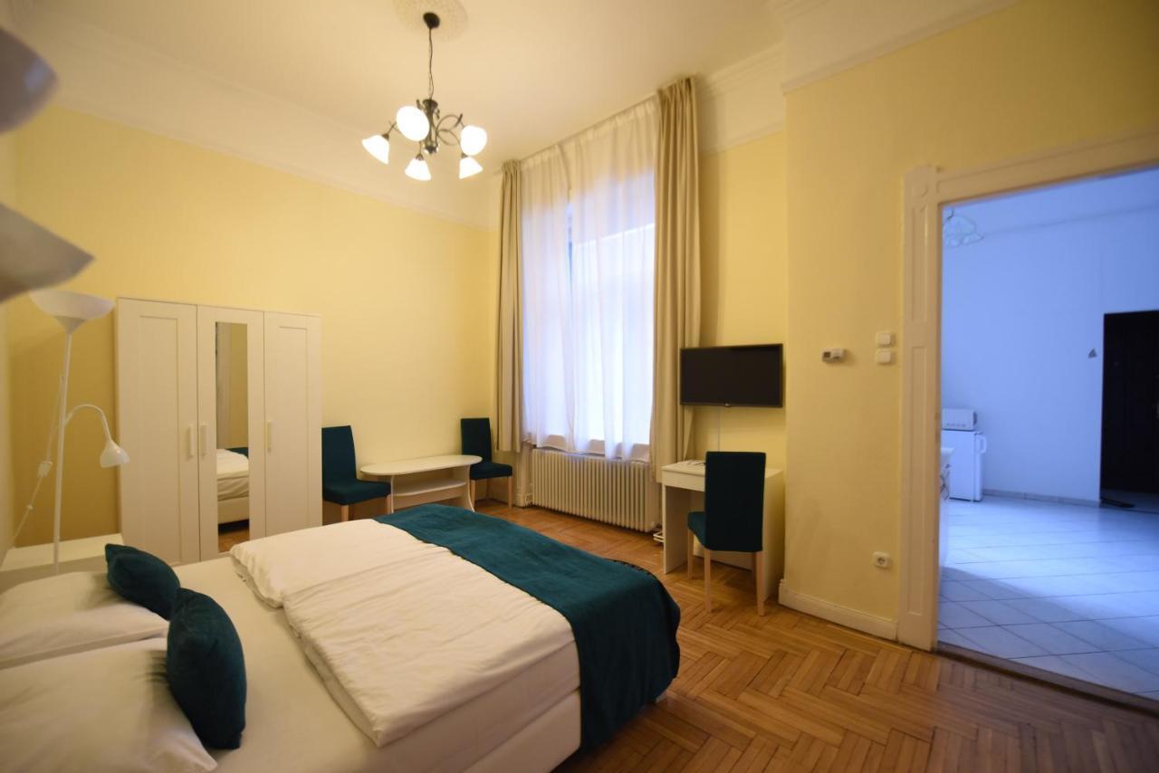 Baross City -