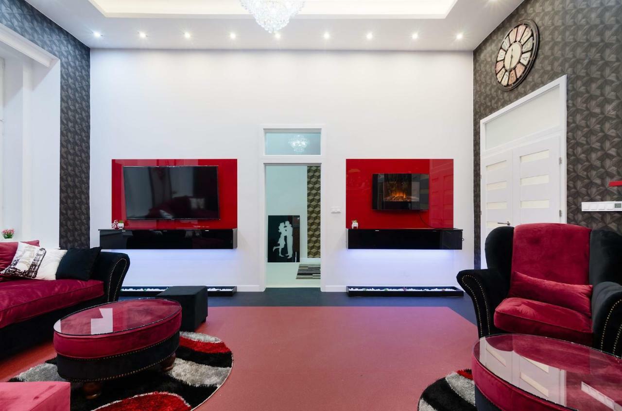 Red Passion Deluxe At Gozsdu Budapest