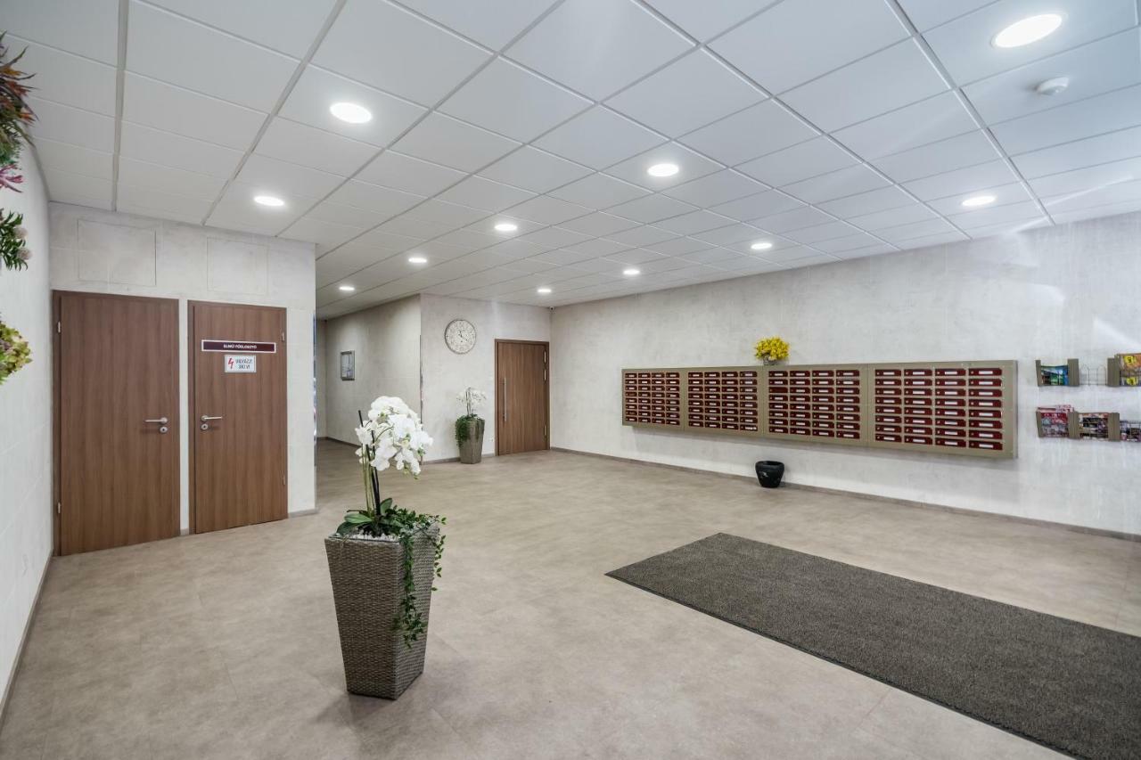 Bpr Golden Corner With Balcony & A/c Apartament *