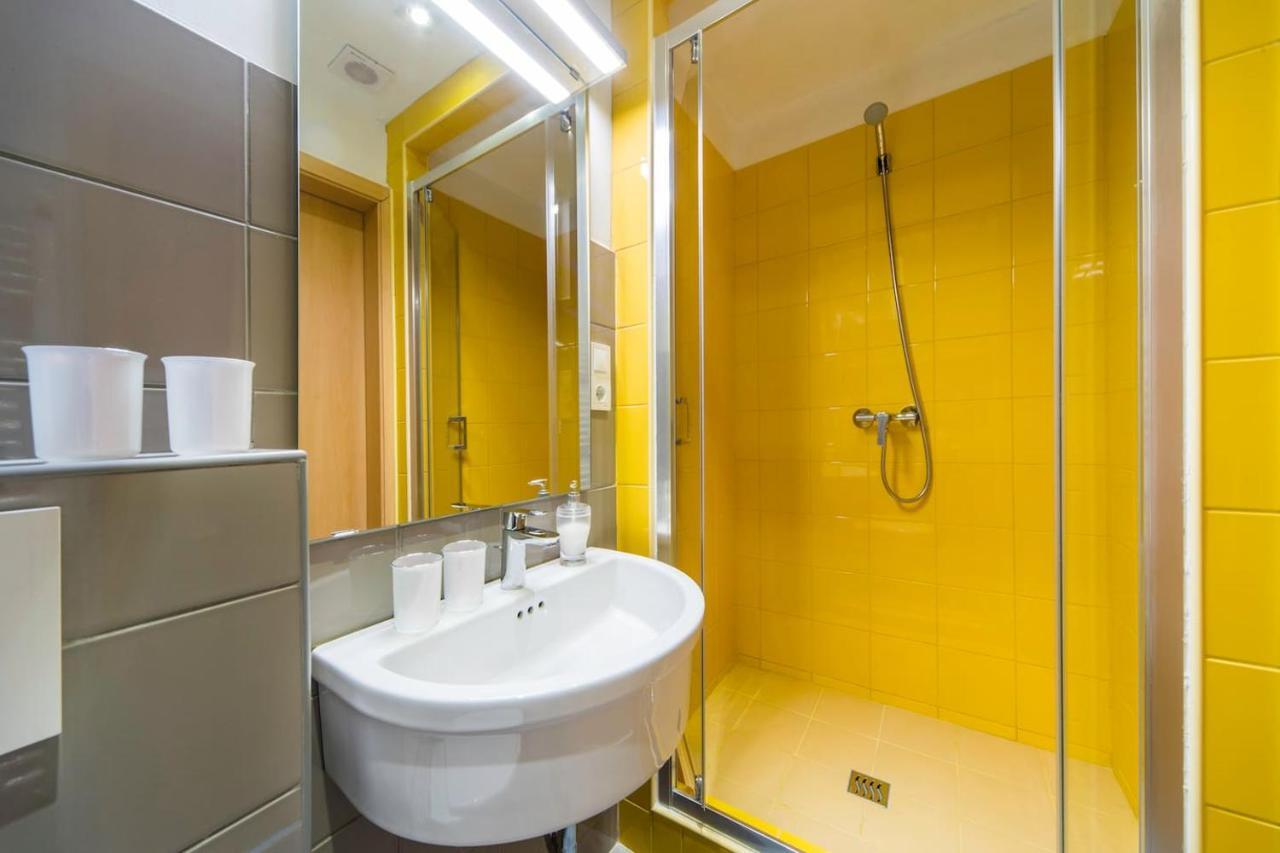 Modern Four Bedroom In Palace District Lägenhet