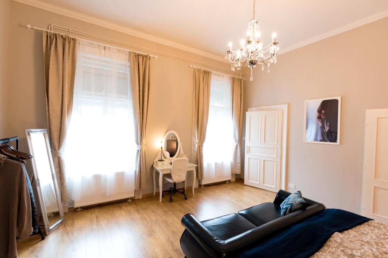 R38 - Artists Luxury * Budapest