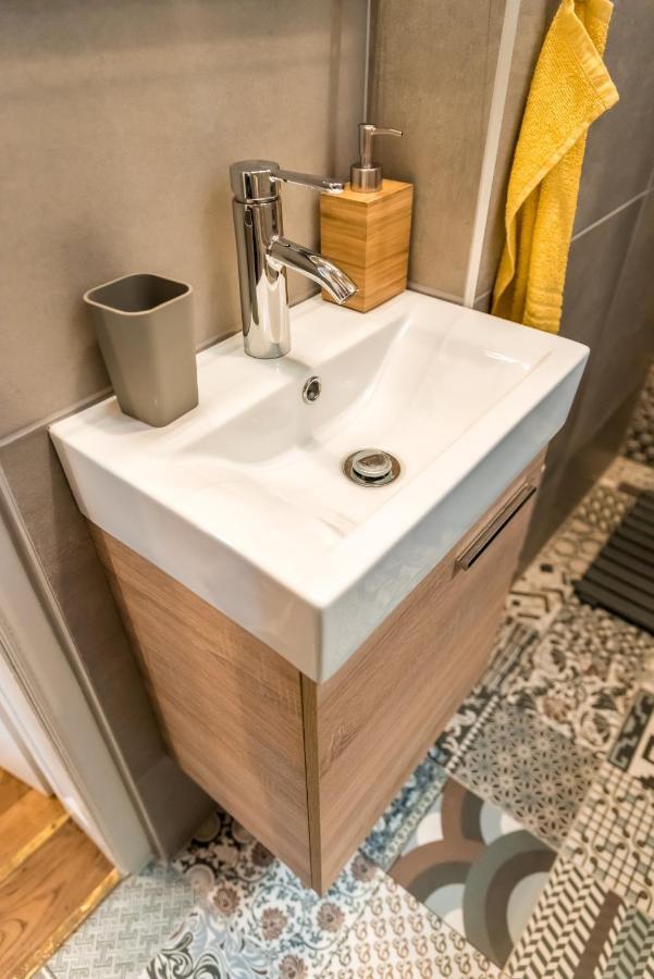R38 - Artists Luxury * Budapest