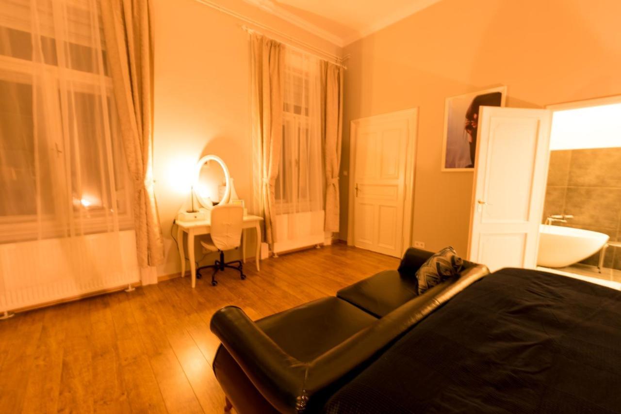 R38 - Artists Luxury Budapest