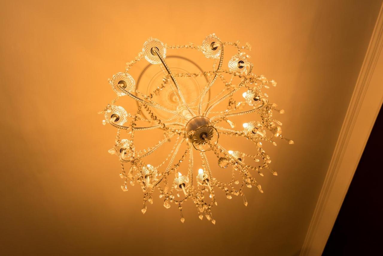 R38 - Artists Luxury * Budapest