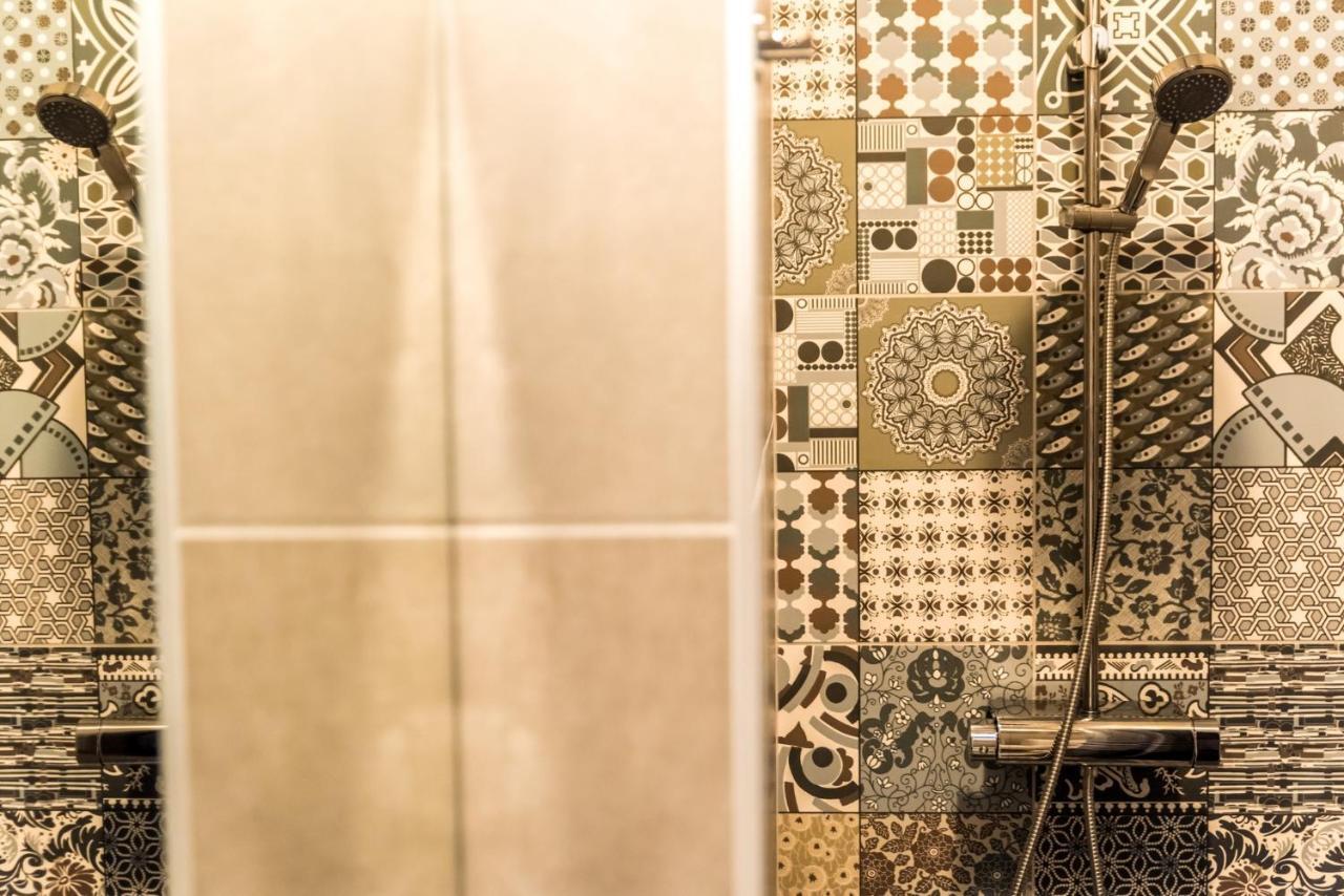 R38 - Artists Luxury * Budapest
